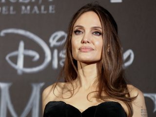 Angelina Jolie se borra el tatuaje de Brad Pitt