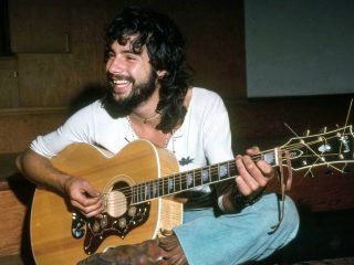 Cat Stevens lanzó su nuevo sencillo "Bitterblue 2"