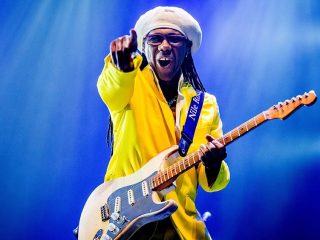 Nile Rodgers subastará una amplia selección de instrumentos