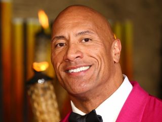 Dwayne Johnson regala su camioneta personal a un veterano de la Marina