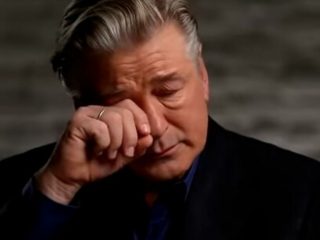 Alec Baldwin dice que él “no jaló el gatillo” en su primera entrevista