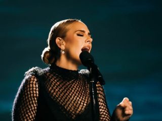 Adele impulsó las ventas de vinilos y CD en 2021