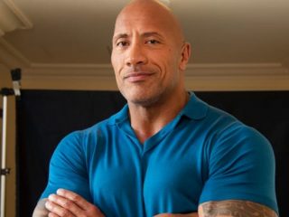 Dwayne Johnson sorprende a su mamá con un lujoso regalo para Navidad