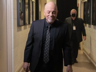 Billy Joel lanza EP en vivo, lanza sitio web y vinilos de colores