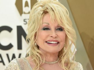 Dolly Parton pagará estudios universitarios para todos sus empleados