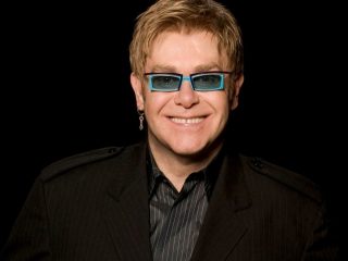 El avión privado de Elton John aterriza de emergencia