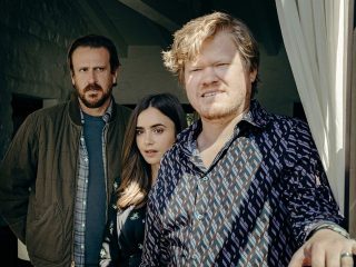 Lily Collins, Jason Segel y Jesse Plemons protagonizan “Windfall” de Netflix