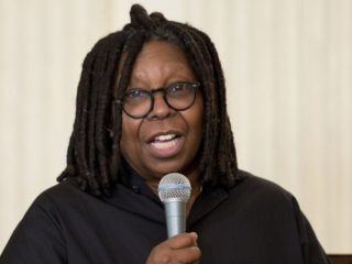 Whoopi Goldberg suspendida de la televisión estadounidense