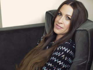 Alanis Morissette anuncia gira y comparte nueva canción: "Olive Branch"