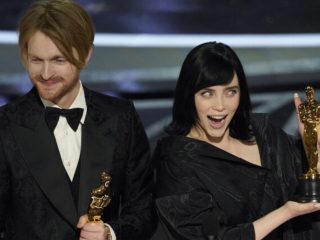 Billie Eilish y Finneas ganan su primer Oscar por ‘No Time To Die’