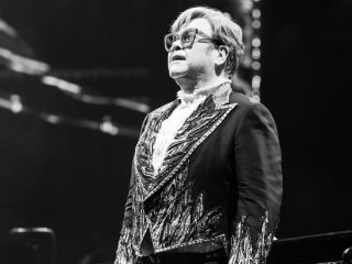 Elton John celebra su 75 cumpleaños lanzando grandes éxitos en servicios de transmisión