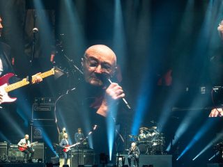 Mira a Genesis tocar 'Tonight Tonight Tonight' en su regreso a los escenarios