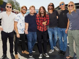 James Corden rinde homenaje a Taylor Hawkins en 'The Late Late Show'