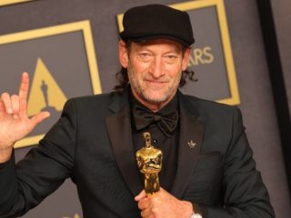 Troy Kotsur de 'CODA' se convierte en el primer actor masculino sordo en ganar un Oscar