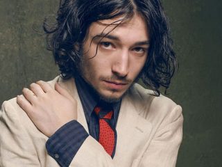 Warner Bros evalúa el futuro del actor Ezra Miller, después de su arresto