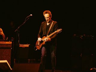 Lindsey Buckingham pospone gira mientras se recupera de Covid