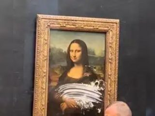 Lanzan pastel a la 'Mona Lisa' en el Louvre