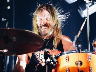 Más de 1,000 músicos rinden tributo a Taylor Hawkins