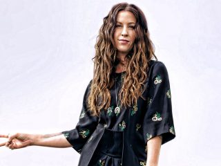 Alanis Morissette rinde homenaje a Taylor Hawkins