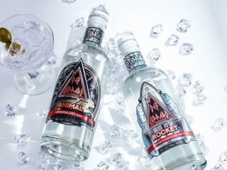 Def Leppard celebra su 45 aniversario con bebidas alcohólicas