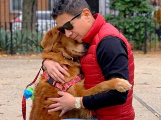 Un Golden Retriever tiene la misión de abrazar a todos los que conoce en las calles de Nueva York