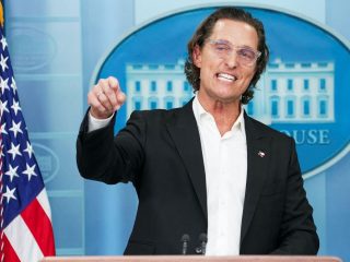 Matthew McConaughey visita la Casa Blanca y pide una reforma de las armas