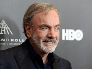 Neil Diamond hace una rara aparición para cantar "Sweet Caroline"