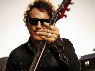 Neal Schon de Journey compró 150 guitarras durante la pandemia