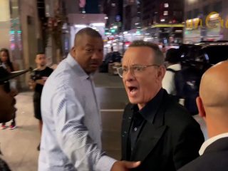 Tom Hanks le grita a sus fans por hacer tropezar a su esposa