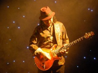 Carlos Santana se encuentra en buen estado después de colapsar en el escenario