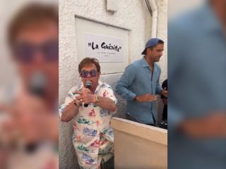 Elton John canta un fragmento de su dúo de Britney Spears en un restaurante