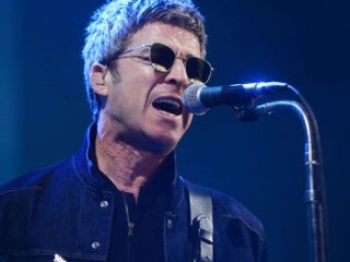 Mira a todo un restaurante cantar 'Wonderwall' en presencia de  Noel Gallagher en Ibiza