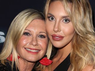 La hija de Olivia Newton-John, Chloe Lattanzi, llora a su 'mejor amiga' en un sentido homenaje