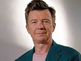 Rick Astley recrea 'Never Gonna Give You Up', para una compañía de seguros