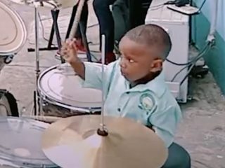 VIRAL: El baterista nigeriano de 3 años tiene un talento innato