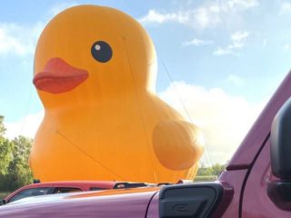 Jeep trae al patito de goma más grande del mundo al Auto Show de Detroit