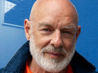 Brian Eno comparte nueva canción: 'We Let It In'