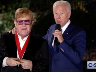 El presidente Biden rinde honor a Elton John con la Medalla Nacional de Humanidades