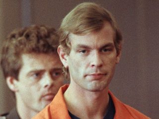 Jeffrey Dahmer habla en el tráiler de la serie 'Conversaciones con un asesino' de Netflix