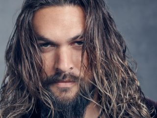 Jason Momoa se rapa por una buena causa