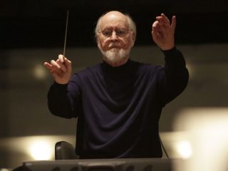 Antes de su muerte, a reina Isabel nombró caballero a John Williams