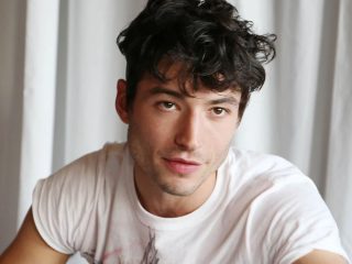 Ezra Miller se declara inocente de los cargos de robo con allanamiento de morada