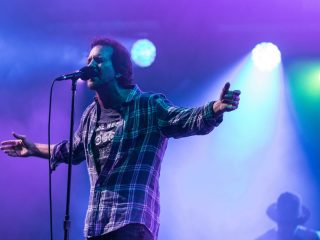 Eddie Vedder hace una versión de "Just Like Heaven" de The Cure