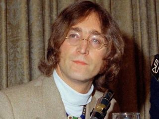 Subastan carta firmada por John Lennon el día de su asesinato