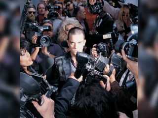 Robbie Williams anuncia la reedición del 25 aniversario de 'Life Thru A Lens'