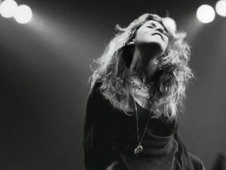 Stevie Nicks comparte un poema y anuncia una nueva canción