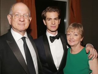 Andrew Garfield llora al hablar de la muerte de su madre