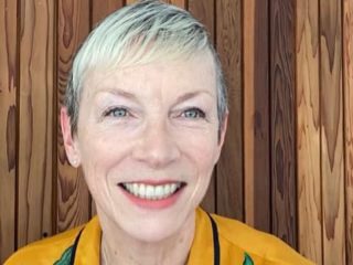 Annie Lennox subasta letras escritas a mano de Billie Eilish y Alicia Keys para caridad