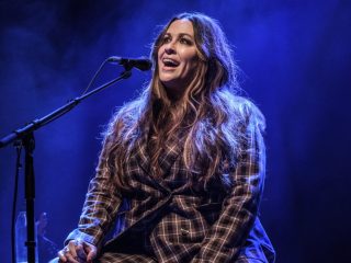 Alanis Morissette explica su ausencia en la ceremonia de inducción al Salón de la Fama del Rock & Roll