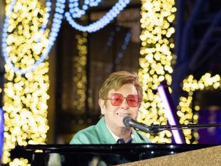 Mira a Elton John en la exhibición navideña de Saks Fifth Avenue